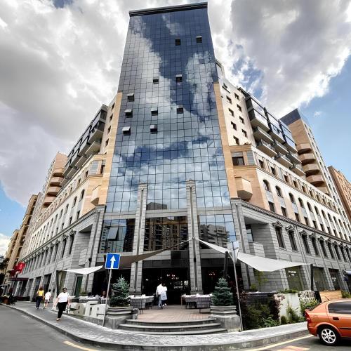 Premium apartment on Byuzand 17 with big balcony, Yerevan
