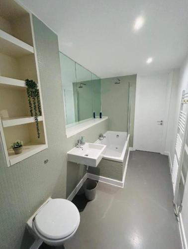 Birmingham City Centre, 1-Bedroom apartment - 5 min walk from New Street Station in Castle Bromwich