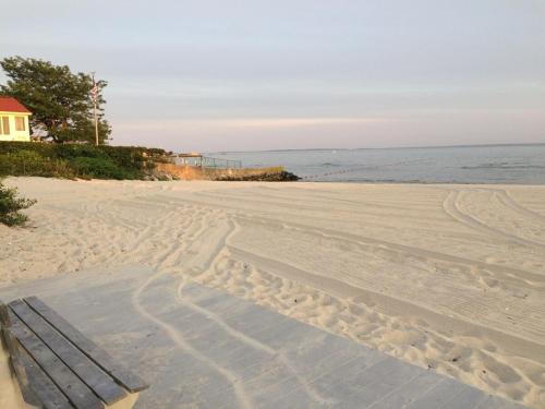 Adorable Beach Cottage - Private Beach Association in 奈安蒂克