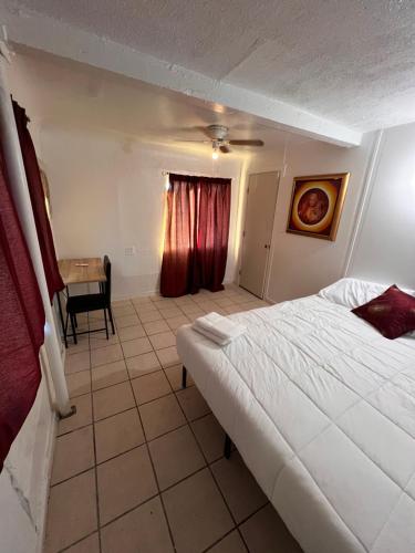 Guestroom, Central Phoenix Value Stay Red Room in Phoenix (AZ)