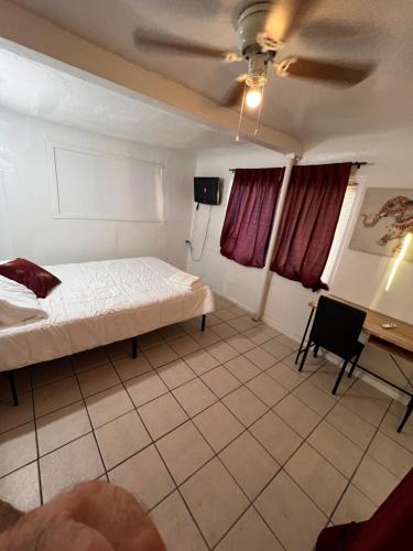 Central Phoenix Value Stay Red Room in Phoenix (AZ)