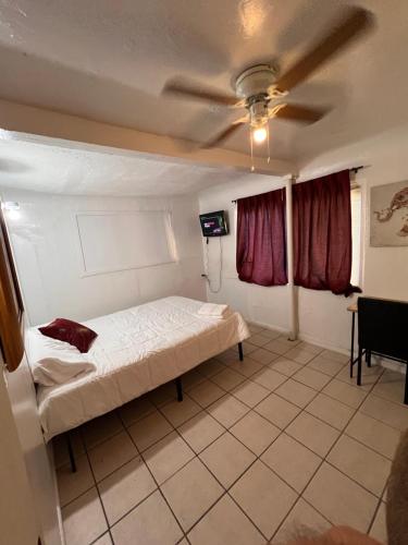 Central Phoenix Value Stay Red Room in Phoenix (AZ)