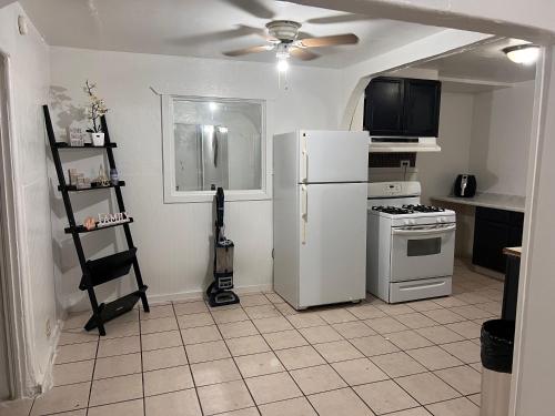 Kitchen, Central Phoenix Value Stay Red Room in Phoenix (AZ)
