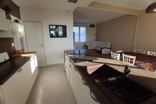 Maison vue mer à 40m du sentier côtier GR34 (Maison vue mer a 40m du sentier cotier GR34) in Lanildut