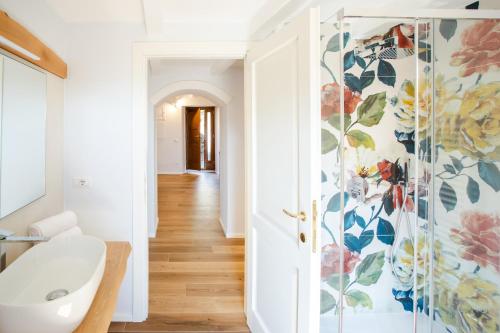 Ванна кімната, Appartamento con Balcone in Borgo Toscano in Ортіньяно Раджоло