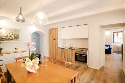 кухня, Appartamento con Balcone in Borgo Toscano in Ортіньяно Раджоло