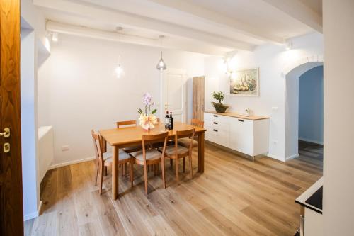 кухня, Appartamento con Balcone in Borgo Toscano in Ортіньяно Раджоло