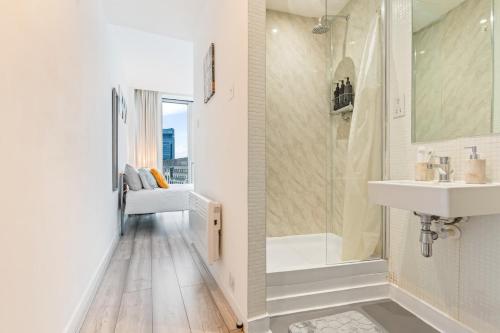 #79 World Famous Rotunda Skyline Views 2Bed 2Bath in Castle Bromwich