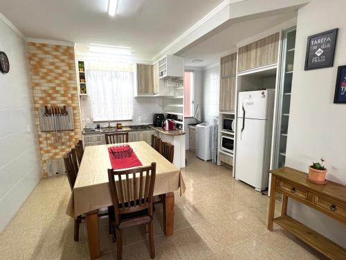 Praia De Palmas, apartamento 2 quartos, completo próximo a praia e todo comercio - Praia de Palmas