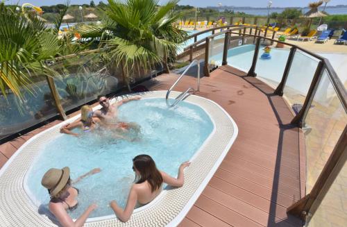 อ่างแช่น้ำร้อน, Bungalow 507 3ch wifi Camping Siblu Lac de Rêves (Bungalow 507 3ch wifi Camping Siblu Lac de Reves) in เปรอลส์