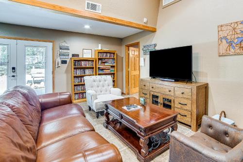 Lake Texoma Cabin - 1 Mi to Park and Boat Ramp! in Willow Spring, USA