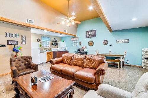 Lake Texoma Cabin - 1 Mi to Park and Boat Ramp! in Willow Spring, USA
