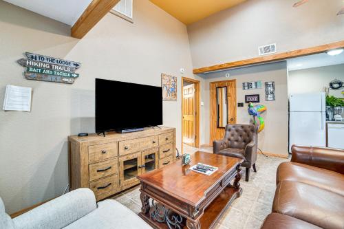 Lake Texoma Cabin - 1 Mi to Park and Boat Ramp! in Willow Spring, USA