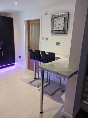 Dream101, Luxury 2 Bedroom apartment - free parking in Kirkdale