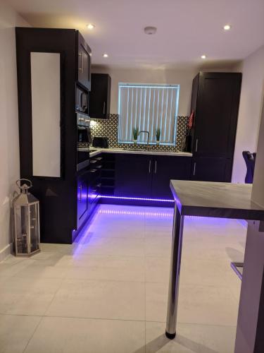 Dream101, Luxury 2 Bedroom apartment - free parking in Kirkdale