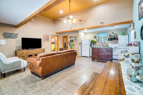 Lake Texoma Cabin - 1 Mi to Park and Boat Ramp! in Willow Spring, USA