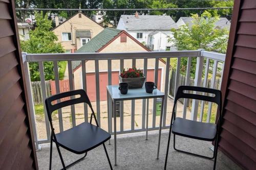 Dual-Suite Getaway - Sleeps 12 - Whyte Ave - NFLX – khách sạn tại Suburbs