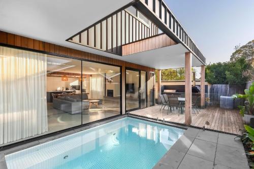 Riverhaus Luxe Barwon Heads Retreat with Pool in Barwon Heads