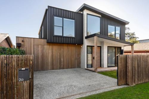 Riverhaus Luxe Barwon Heads Retreat with Pool in Barwon Heads