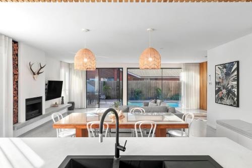 Riverhaus Luxe Barwon Heads Retreat with Pool in Barwon Heads