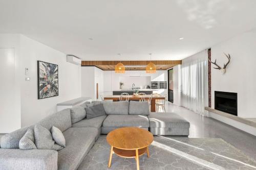 Riverhaus Luxe Barwon Heads Retreat with Pool in Barwon Heads