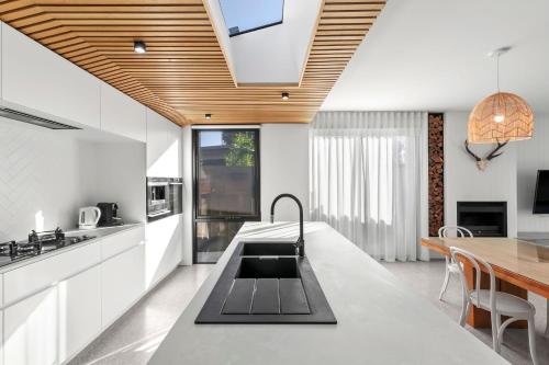 Riverhaus Luxe Barwon Heads Retreat with Pool in Barwon Heads