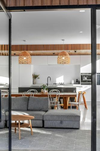 Riverhaus Luxe Barwon Heads Retreat with Pool in Barwon Heads
