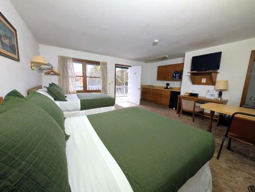Cool City Motel - image 12