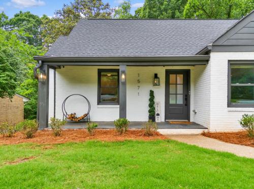 Modern farmhouse in the city in Cascade Road