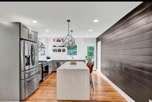 Modern farmhouse in the city in Cascade Road