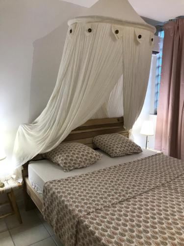 Grand F2 luxe 3 mn plage avec jardin pointe du bout – khách sạn tại Pointe du Bout