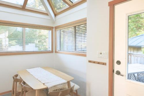 Tonquin Beach House - EV Charger, Wood Fireplace, Steps from beach in ทอฟิโน่