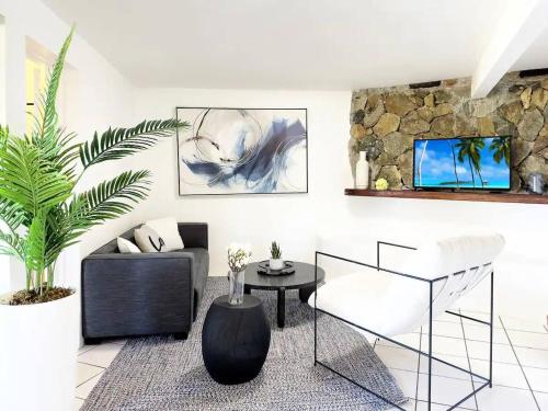 Oceanview Stay - Walk to Beach in Cruz Bay