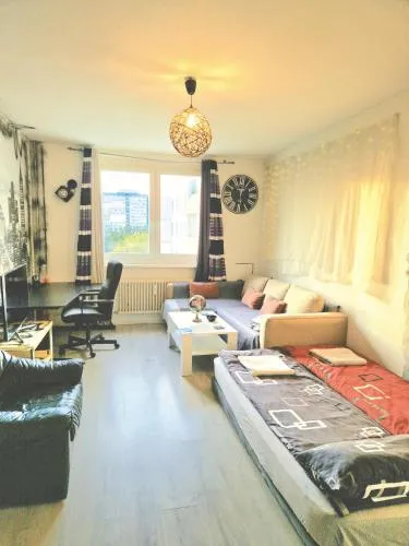 Live like a Local Big 24qm Room Cozy Trendy LGTB Friendly in Shared Apartment in Green Area 12 min to Downtown Alexanderplatz in Berlin, Deutschland