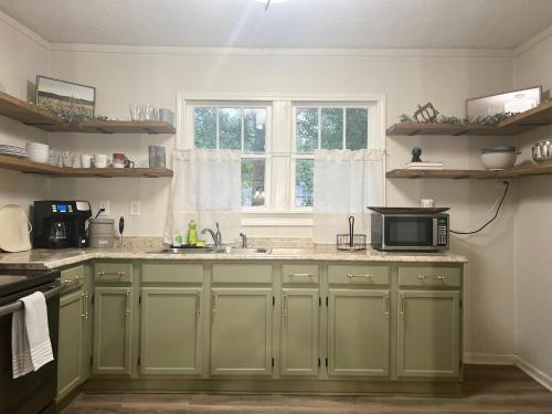مطبخ, Quaint City Cottage Bremen, Ga in بريمين