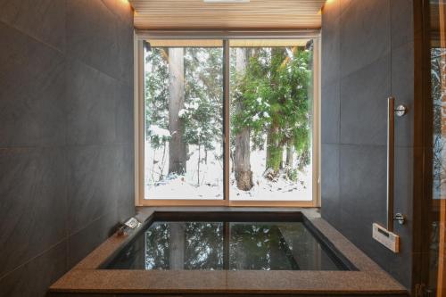 Yamaemi, Spacious luxury chalet 5br, onsen bath