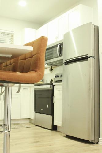 Кухня, Private Studio in Gated Area- 10 mins to Downtown! in Коронадо Хилс