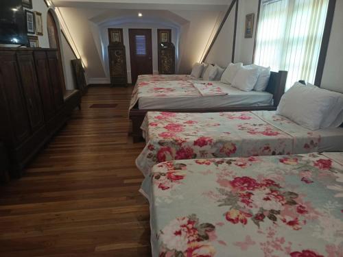 room detail thumbnail 2