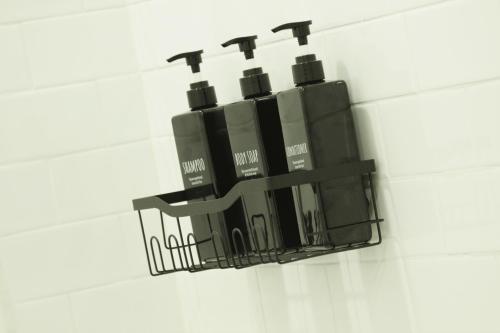 Душ, Private Studio in Gated Area- 10 mins to Downtown! in Коронадо Хилс