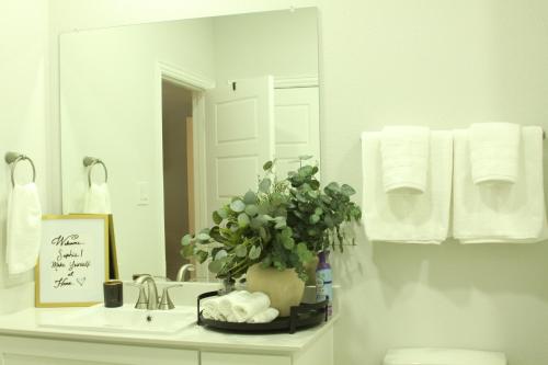 Ванная комната, Private Studio in Gated Area- 10 mins to Downtown! in Коронадо Хилс