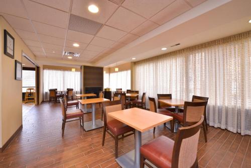 Pittsburgh-McKnight Rd Hotel - image 11