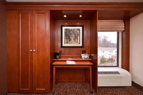 Pittsburgh-McKnight Rd Hotel - image 9