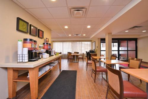 Pittsburgh-McKnight Rd Hotel - image 2