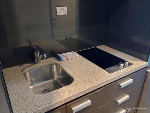 Cozy 1 Bed Apartment - 2 Min to Queen VIC Market in 其他地區