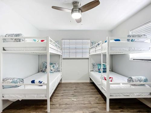 Luxury Waterfront Getaway 5BR 4BA in ชาร์ลอต ฮาร์เบอร์