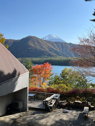 Cabin F Lake Saiko 1 min Mt Fuji Lakeview Villa Sleeps 10 BBQ Jacuzzi