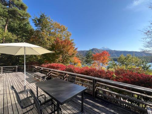 Exterior view, Cabin F Lake Saiko 1 min Mt Fuji Lakeview Villa Sleeps 10 BBQ Jacuzzi in Saiko Lake