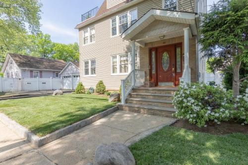 Zen Den With King Bed and Very Close to Airport in Belleville (NJ)
