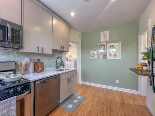 Zen Den With King Bed and Very Close to Airport in Belleville (NJ)