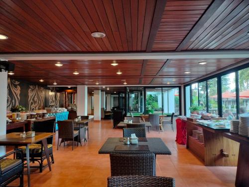 レストラン, チャンブリリゾート アンド コーチャンヒルサイド (Chang Buri Resort & Koh Chang Hillside) in チャーン島